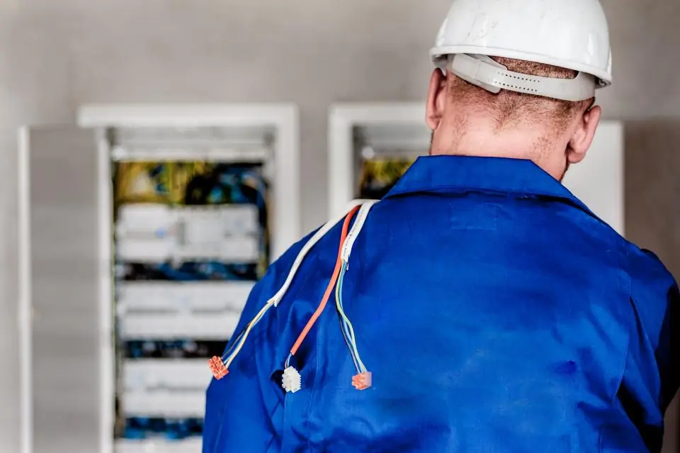 Elektriker arbeitet an einem Schaltschrank